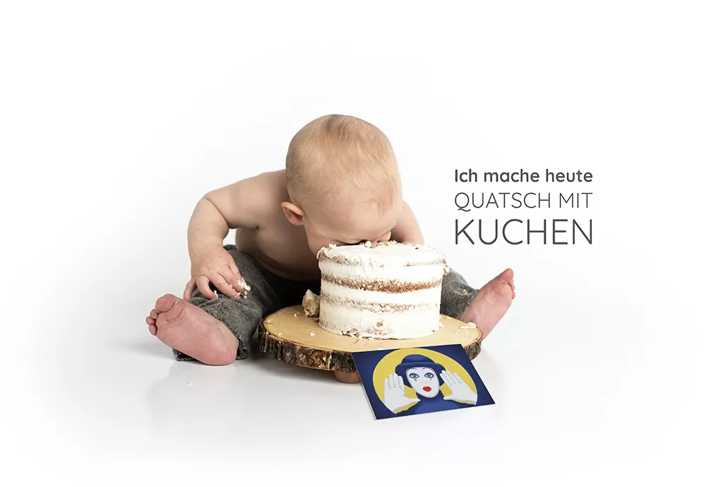 Baby mit Kuchen